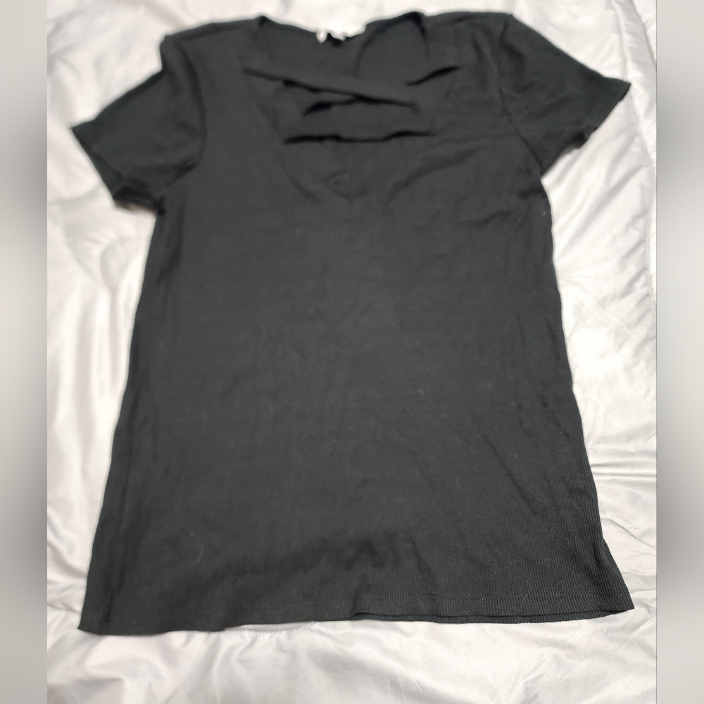 Red by BKE v-neck black top. EUC. Women's large.